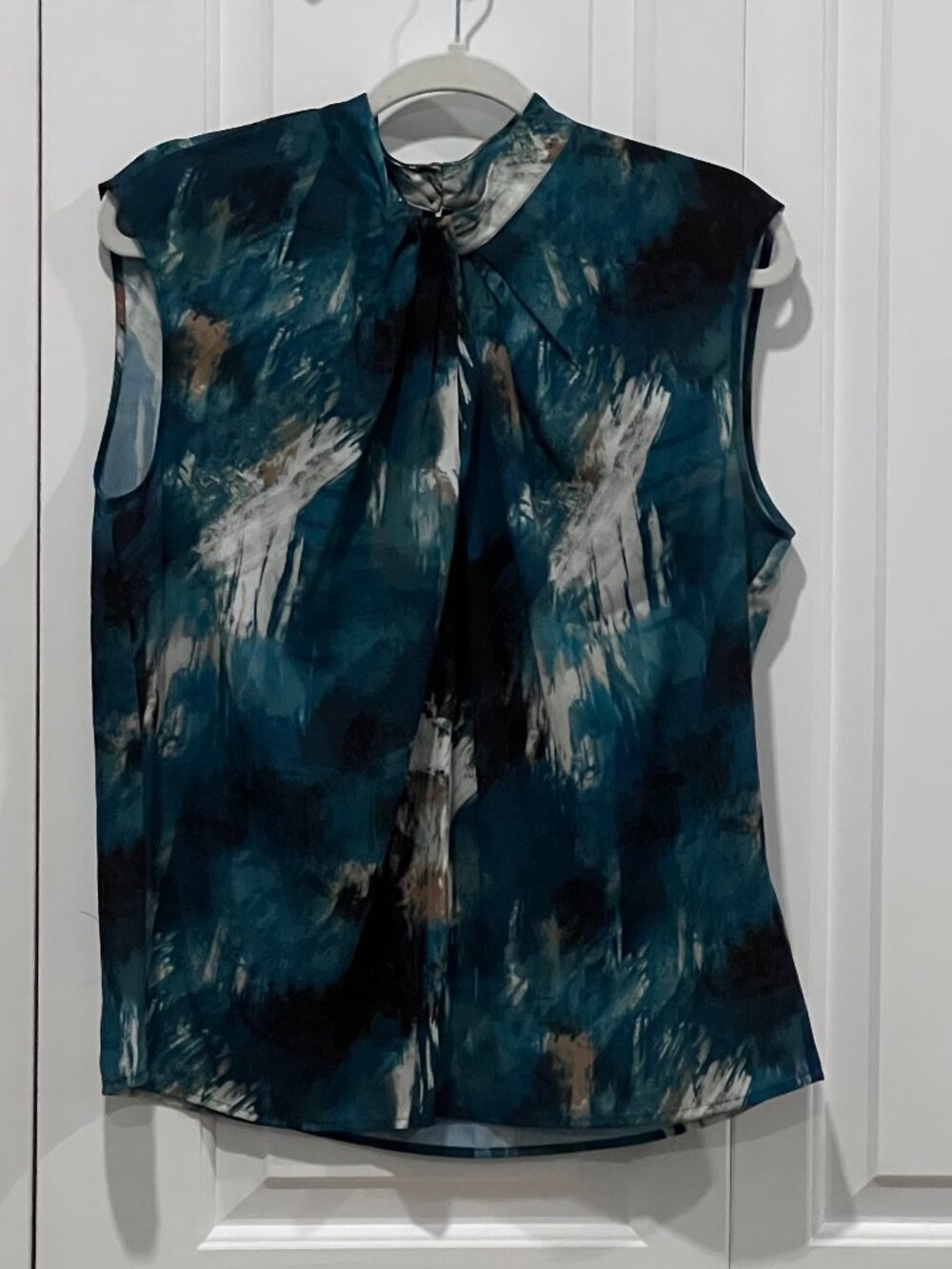 Calvin Klein Sleeveless Abstract‑Print Blouse – Size L – (Never Worn)
